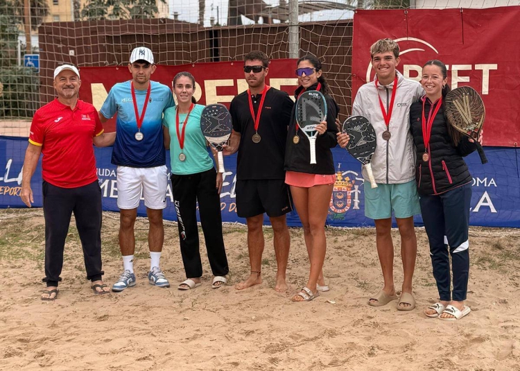 Al mig, Filella i Martínez, amb la medalla de campions del torneig mixt | CEDIDA