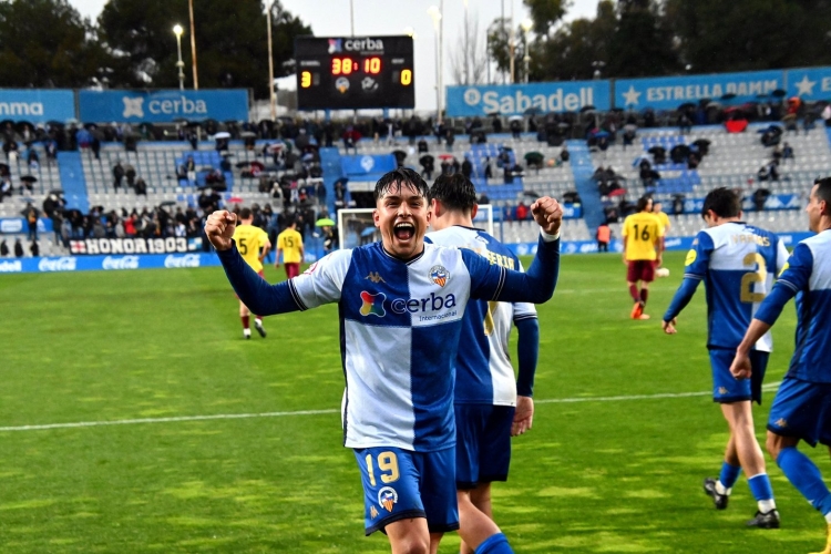 Miguelete i els seus tres gols contra l'Alzira, el dia de menys públic (2325), també amb paraigües | CES