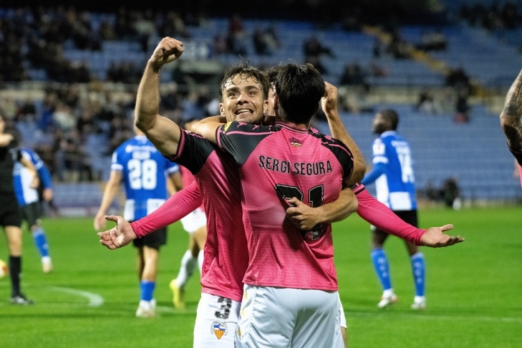 Genar i Segura s'abracen al Rico Pérez d'Alacant | Roger Benet