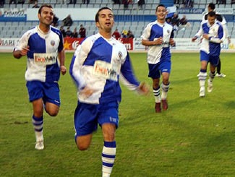 Bermudo celebra el seu gol perseguit per Puigdollers i Blas | Adrián Arroyo