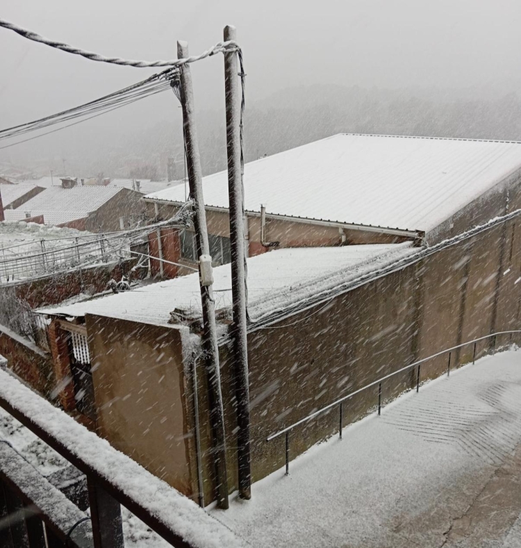 La neu visible a les teulades de Sant Llorenç Savall | Cedida