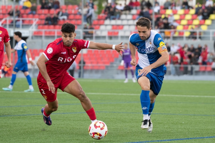 Sergio Cortés amb l'exarlequinat Diego Garzón al partit de lliga | Roger Benet