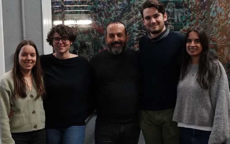 Les caps de colla Palmira Gil i Rosa Martínez als extrems; el president Nacho Rodríguez al centre acompanyat dels vicepresidents Lídia i Duart