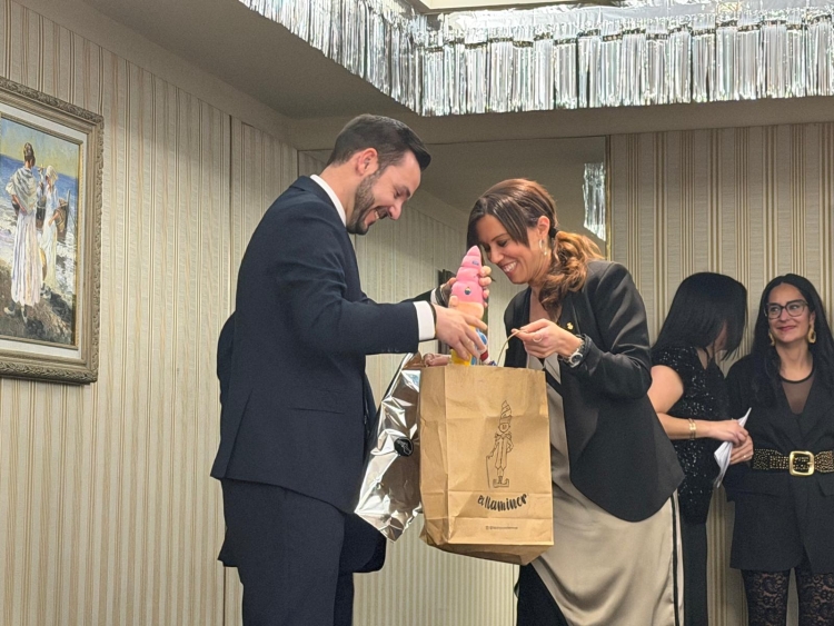 L'alcaldessa Marta Farrés lliurant el peluix del Llaminer a l'alcalde de San Sebastián de los Ballesteros