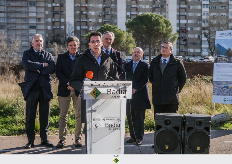L'alcalde de Badia presentant la futura residència