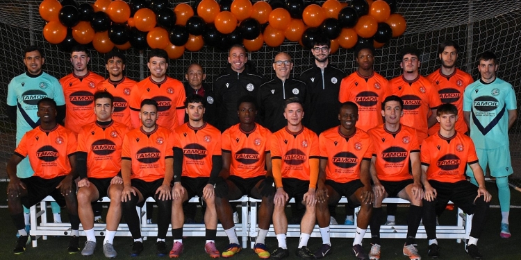 Estrada (a dalt, tercer per la dreta) amb la resta de la Sabadellenca 25/26 | Cedida