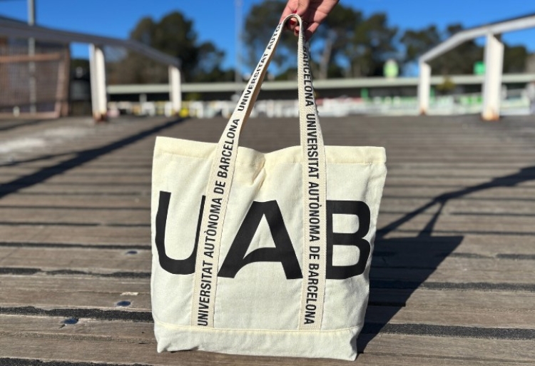 La bossa que es repartirà als estudiants 