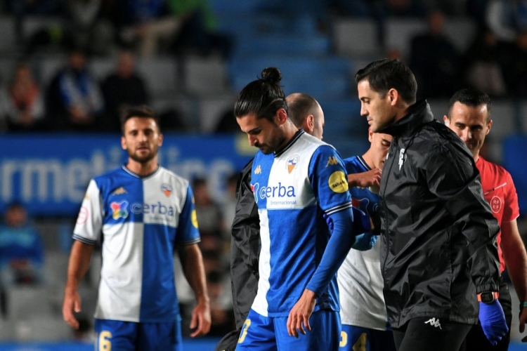 Retirant-se lesionat, acompanyat del Doc Agustín Fernández | Críspulo Díaz