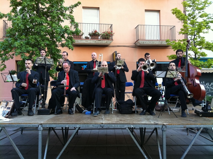 La Cobla Jovenívola de Sabadell en un Sant Jordi