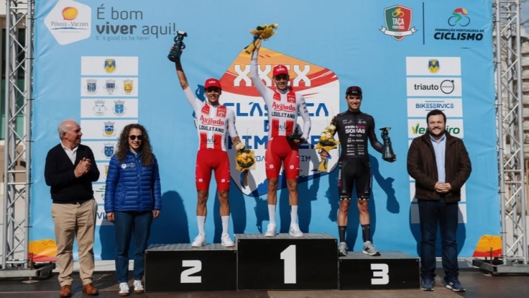 Domínguez acompanyant ahir al podi a dos dels seus excompanys | FPC