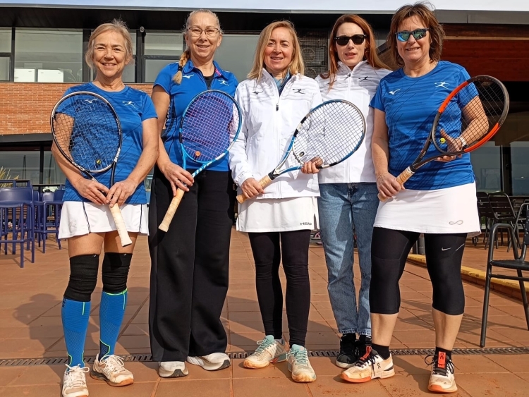 Bella (esquerra), habitual a les pistes de tennis | CTS