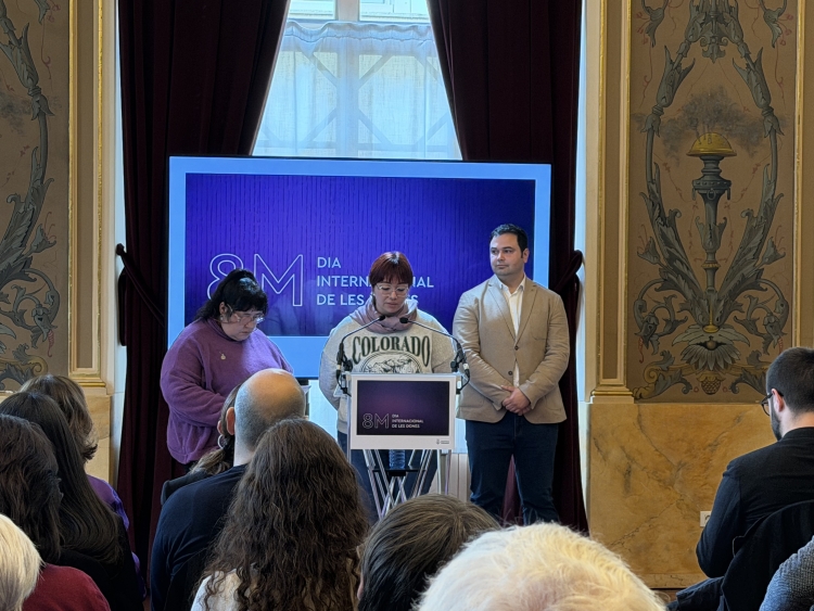 Els representants de la Taula fent la lectura del manifest 