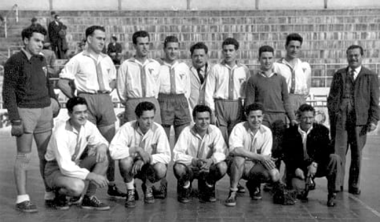 Una altra imatge històrica de l'Industrial, amb Coret l'últim dels jugadors dempeus a la dreta | Cedida