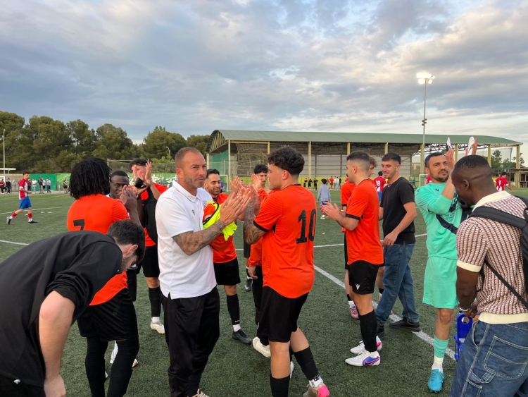 Celebració taronja un cop acabat el duel comarcal | Adrián Arroyo