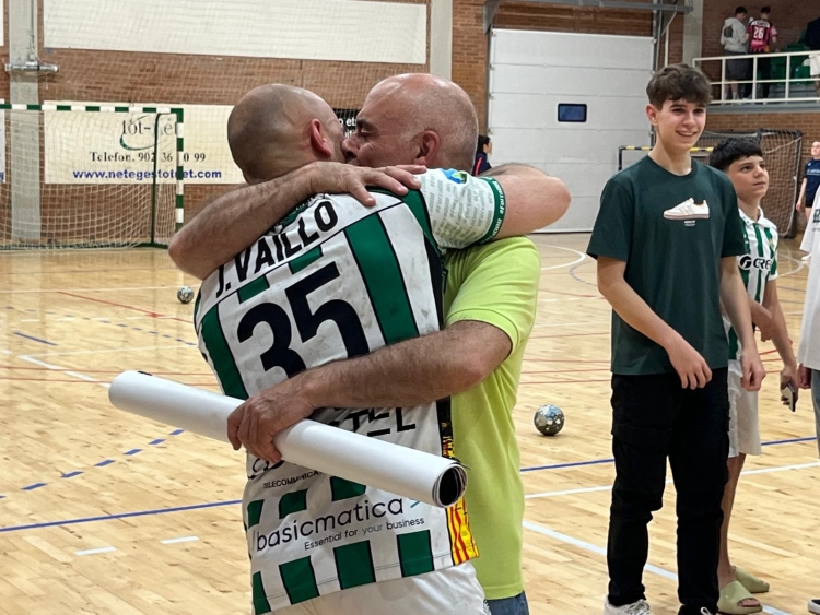 Quim Vaíllo abraçat al seu pare | Adrián Arroyo