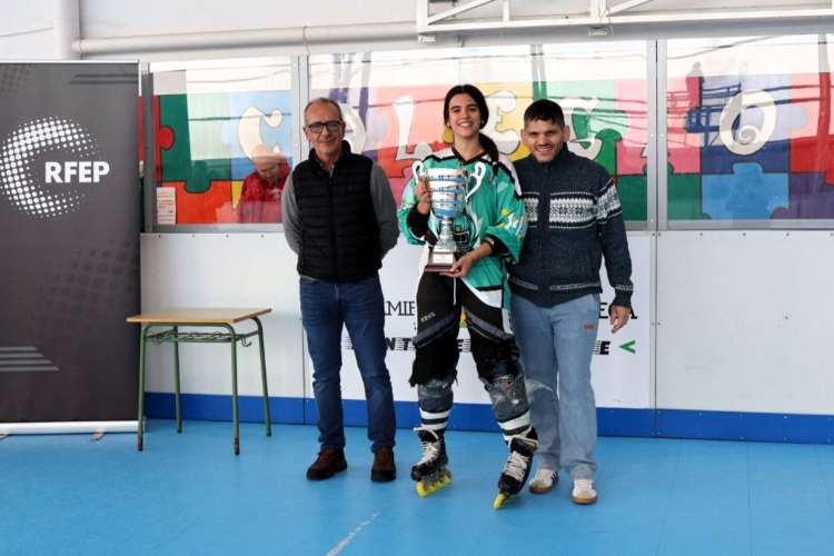 Signes rebent el trofeu de campiones | Cedida