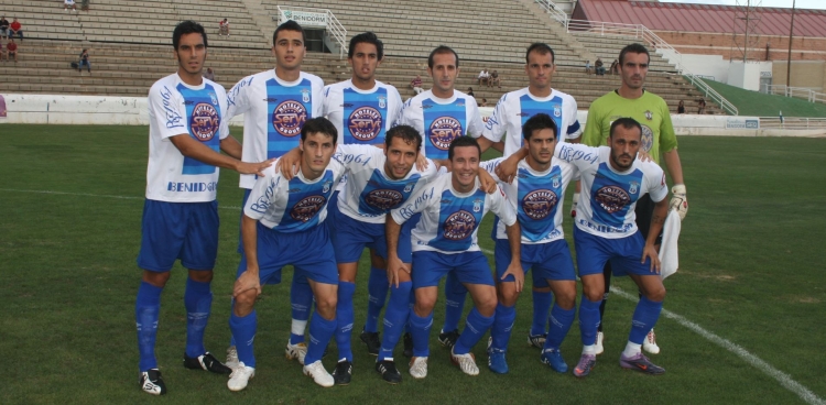 Cubillas (el segon a dalt començant per l'esquerra) en el Benidorm-Sabadell de 2010 | Adrián Arroyo