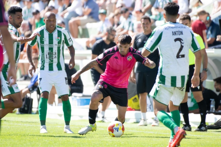 Astals al Maulí davant la mirada de Javi Antón, habitual al carril dret, i Biabiany, baixa a Sabadell | Roger Benet