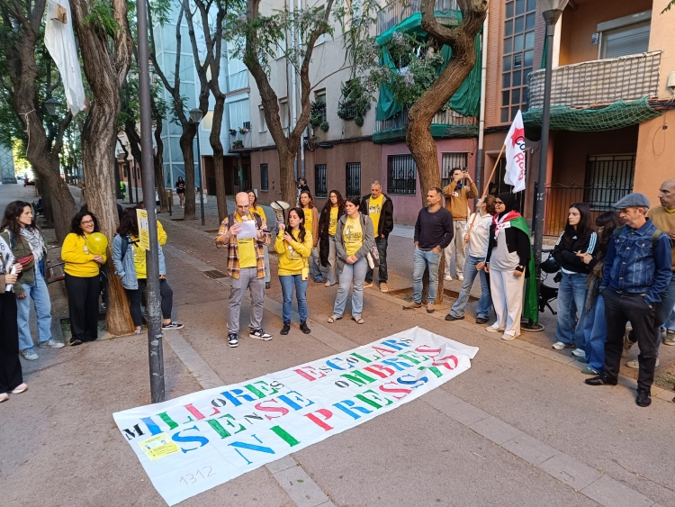 Protesta davant de l'Institut Escola Joan Sallarès i Pla | Pere Gallifa (RàdioSabadell)