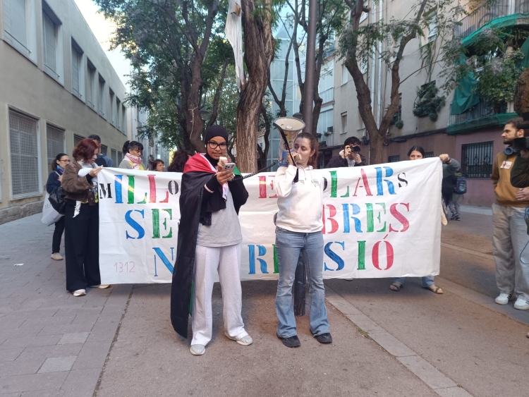Protesta davant de l'Institut Escola Joan Sallarès i Pla | Pere Gallifa (RàdioSabadell)