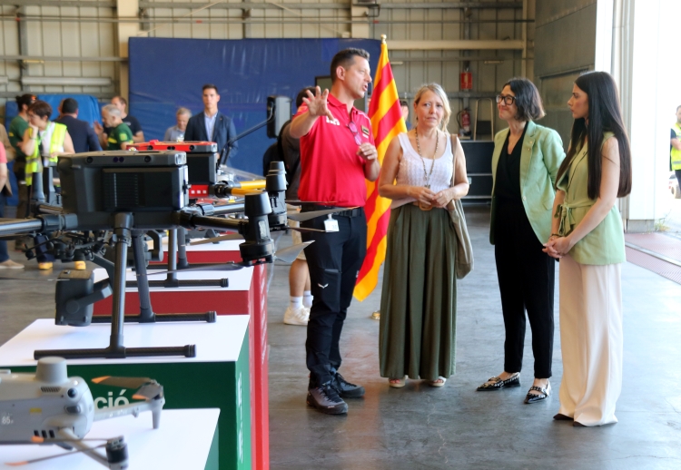 La consellera Parlon i la regidora Garcia en la presentació del dispositiu