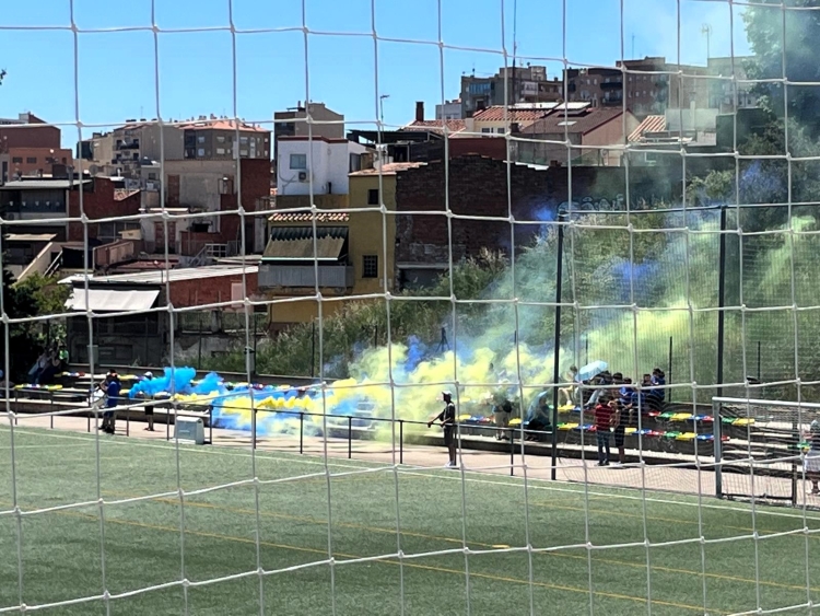 Imatge de l'afició del Llano a Can Puiggener en el partit d'anada | Adrián Arroyo