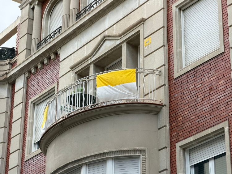 Bandera del Vaticà a un balcó de Sabadell