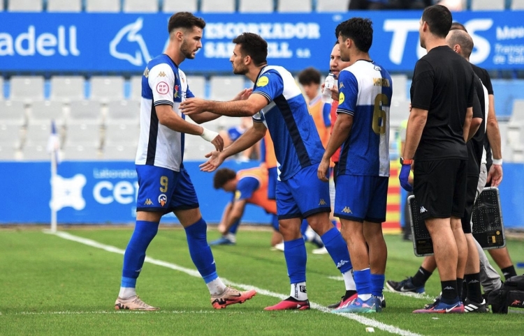 Bonaldo, entre Javi Delgado i Marru, en el seu debut contra el Cornellà l'octubre de 2024 | Críspulo Díaz