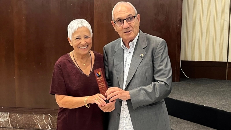 Carme Martínez rebent el premi del president d'honor del Panathlon Sabadell, Martí Sala | Adrián Arroyo