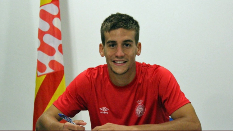 Pons signant la seva renovació amb el Girona l'any 2017 | Girona FC