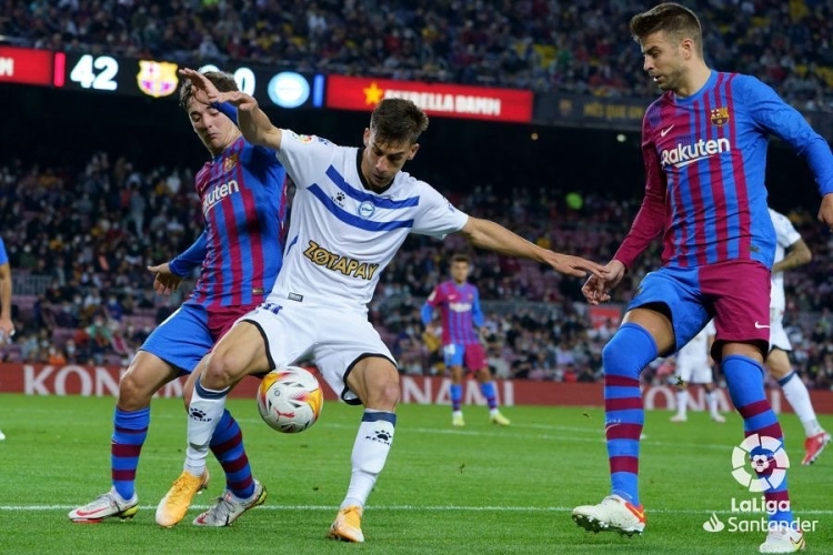 Pere Pons jugant al Camp Nou amb l'Alavés | La Liga