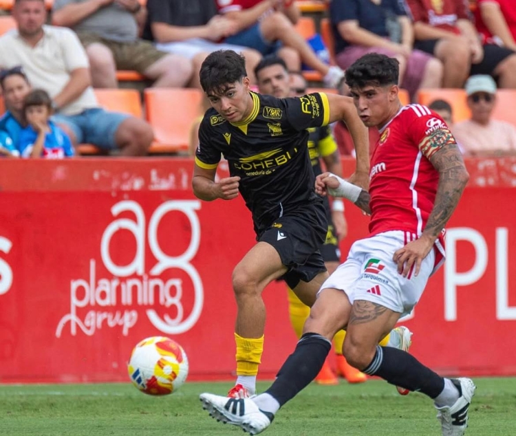 El migcampista filtrant una passada en el partit davant el Sanluqueño | Nàstic