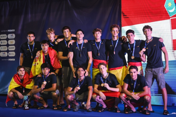 Foto de família a Rio Maior amb el bronze d'aquest Mundial Sub-18 | RFEN