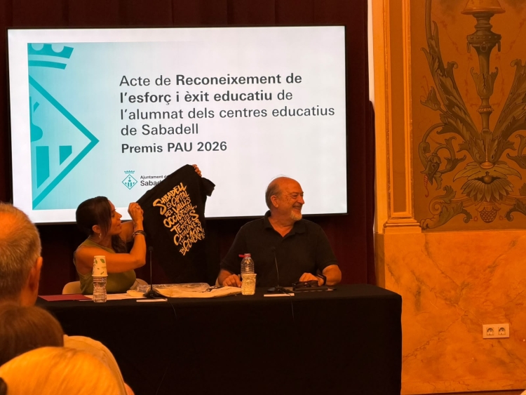 L'alcaldessa Farrés lluint la samarreta que han regalat als alumnes 