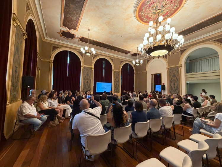 Els saló del Teatre Principal amb alumnes i professors 