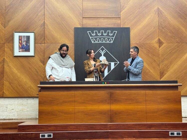 Intercanvi de regals a l'Ajuntament de Sabadell