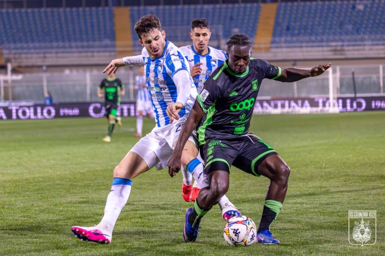 Nuamah, lluitant una pilota contra el Pescara | US Catanzaro 1929