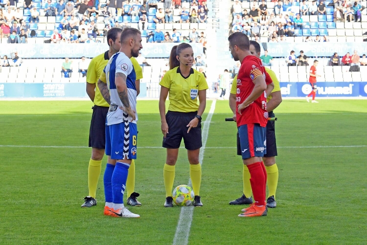 Sorteig inicial del Sabadell-Olot de 2019, amb Huerta de Aza i com a capitans, Àngel i l'exarlequinat Hèctor Simón | Nuri Marguí (UEO)