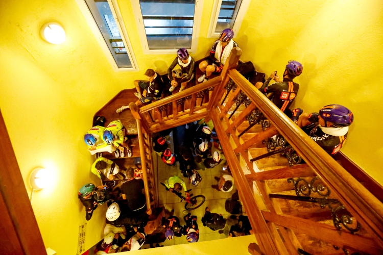 Imatge de l'escala de l'hotel en el moment de la calamarsada | Team Picnic PostNL