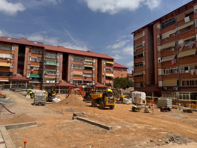 Obres a la Plaça de les Acàcies de Can Deu