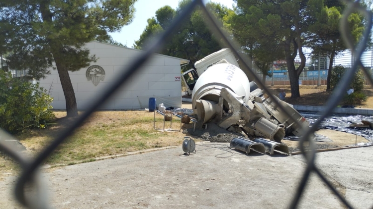 Bolca parcialment una formigonera a la Nova Creu Alta | X