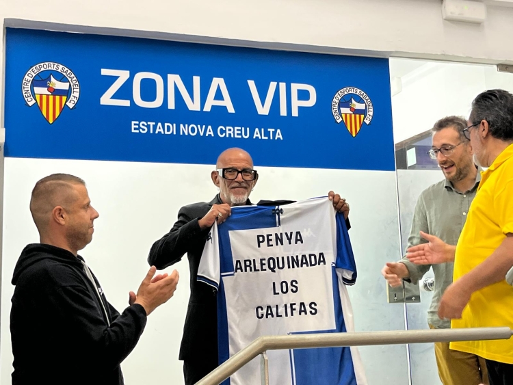 El Centre d'Esports va obsequiar la penya amb una samarreta | Adrián Arroyo