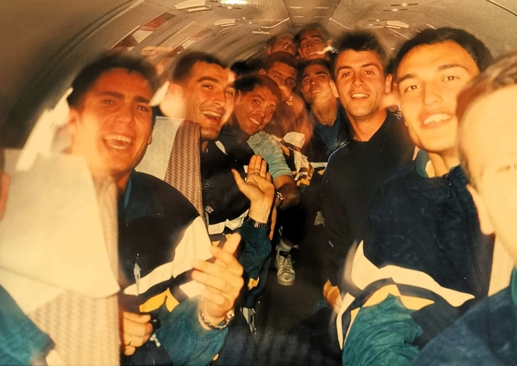 L'expedició arlequinada viatjant en avioneta | CES Història