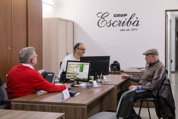 Ricard Escribà (dreta) al costat del seu fill Manel a la Gestoria Escribà