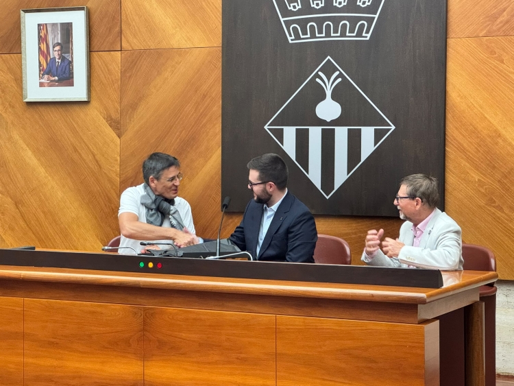 Salutació entre Didier Queloz i Eloi Cortés