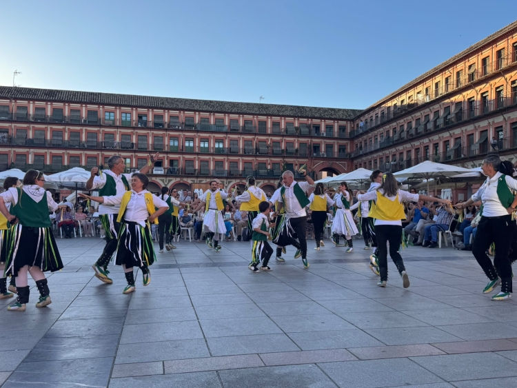 Balls de bastons a la plaça de Còrdova