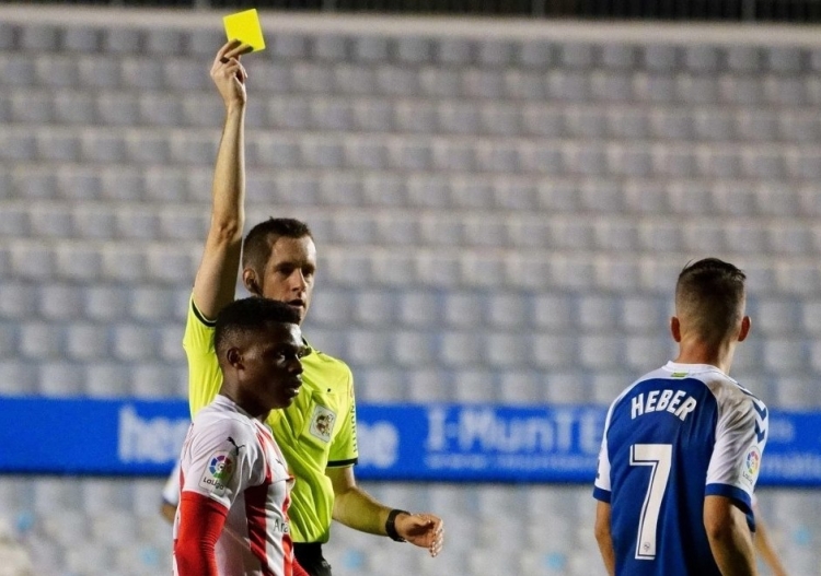 Galech, amonestant l'exarlequinat Héber Pena en un Sabadell 1-2 Almería | LaLiga