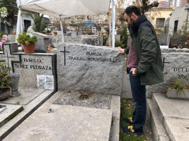 El periodista Toni Padilla a la tomba de Francesc Trabal, a Xile 