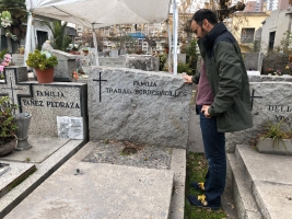 El periodista Toni Padilla a la tomba de Francesc Trabal, a Xile