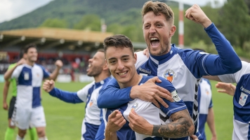 Ballesteros celebrant el seu doblet al Municipal olotí amb Édgar | Roger Benet